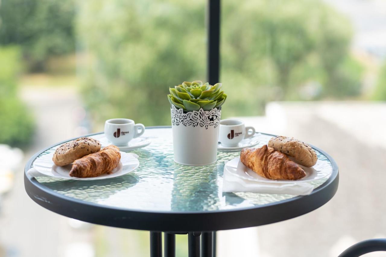 Sweet Home Apartman , 30Sqm Studio, Free Private Parking, Mountain View, Balcony, 20 Min From Downtown Budapest Exteriör bild