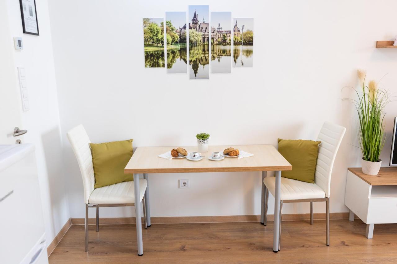 Sweet Home Apartman , 30Sqm Studio, Free Private Parking, Mountain View, Balcony, 20 Min From Downtown Budapest Exteriör bild